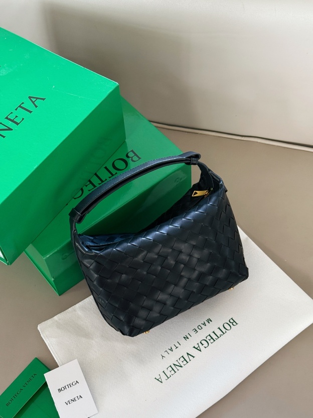 ボッテガ・ヴェネタ「Bottega Veneta」ウォレス レザー ショルダーバッグ