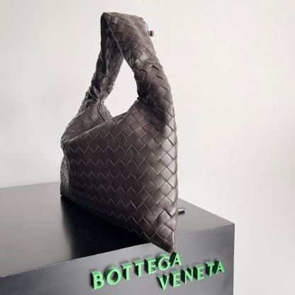 ボッテガ・ヴェネタ「Bottega Veneta」ホップ ショルダーバッグ ラージ レザー