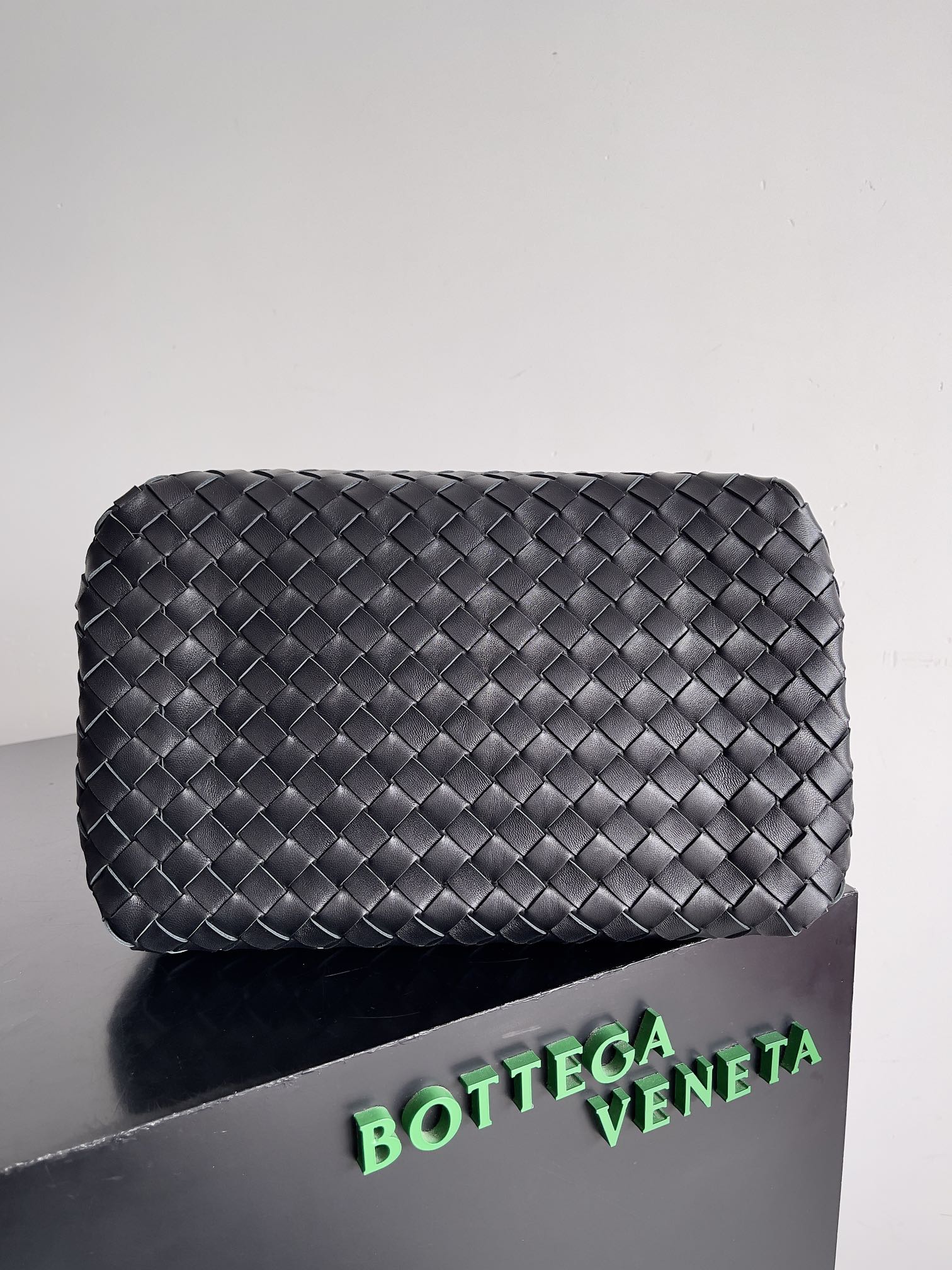 ボッテガ・ヴェネタ「Bottega Veneta」Andiamo Parachute レザーショルダーバッグ