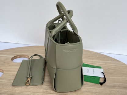 ボッテガ・ヴェネタ「Bottega Veneta」Mini Tote 3GG ショルダーバッグ