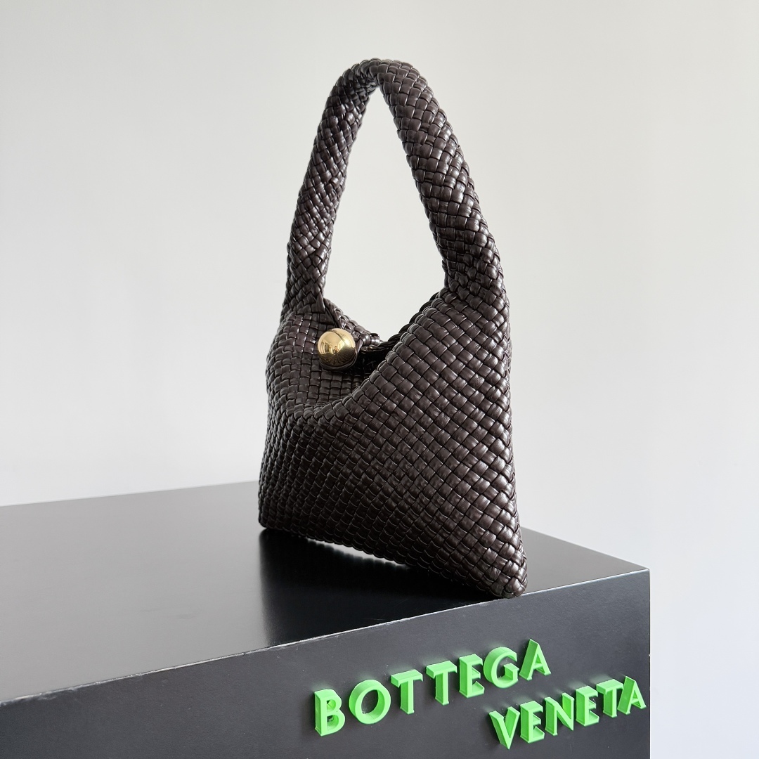 ボッテガ・ヴェネタ「Bottega Veneta」イントレチャート レザー ショルダーバッグ