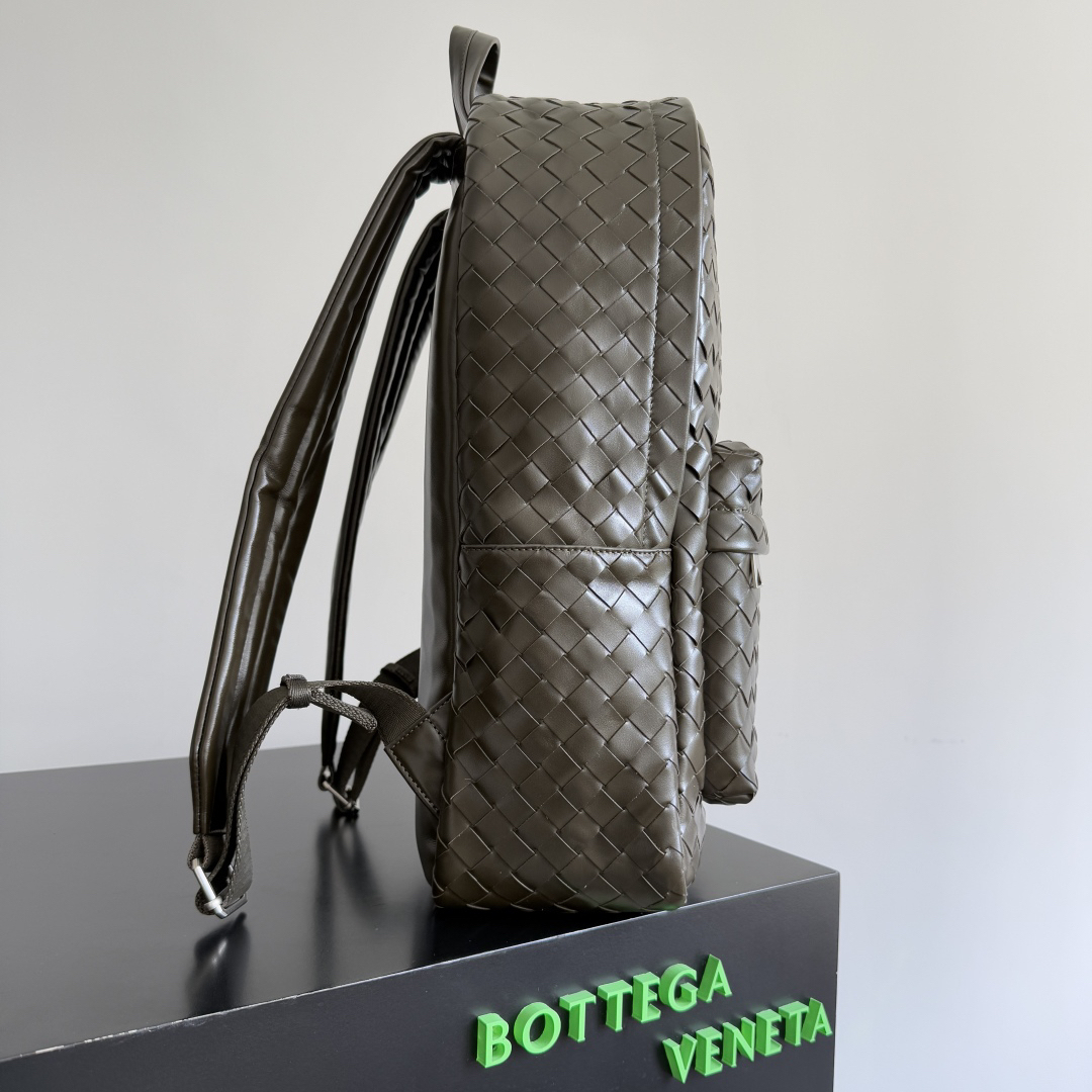 ボッテガ・ヴェネタ「Bottega Veneta」イントレチャート レザー バックパック
