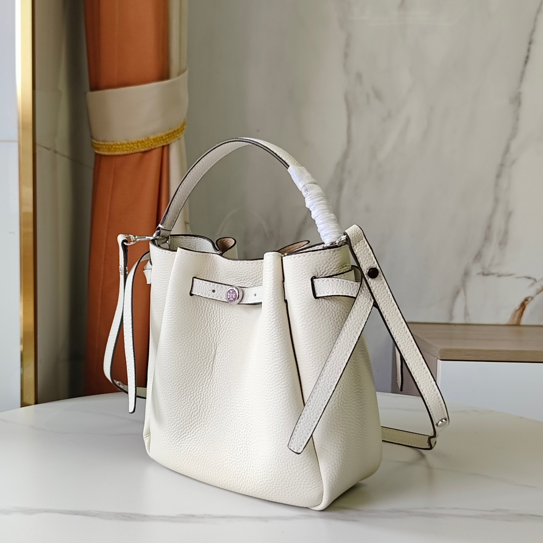 トリー バーチ「Tory Burch」 Monogram ミニバレルバッグ