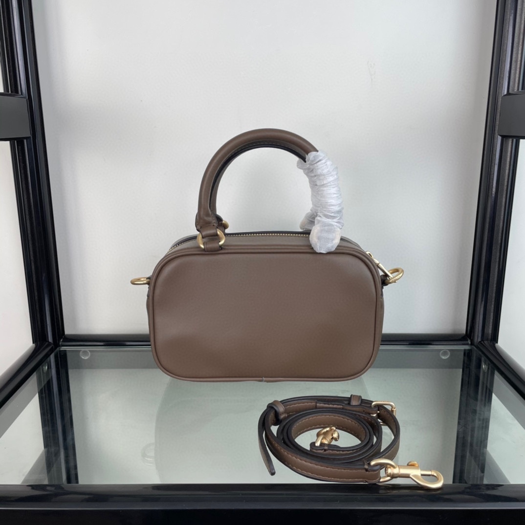 コーチ「Coach」レザー アンダーアームバッグ