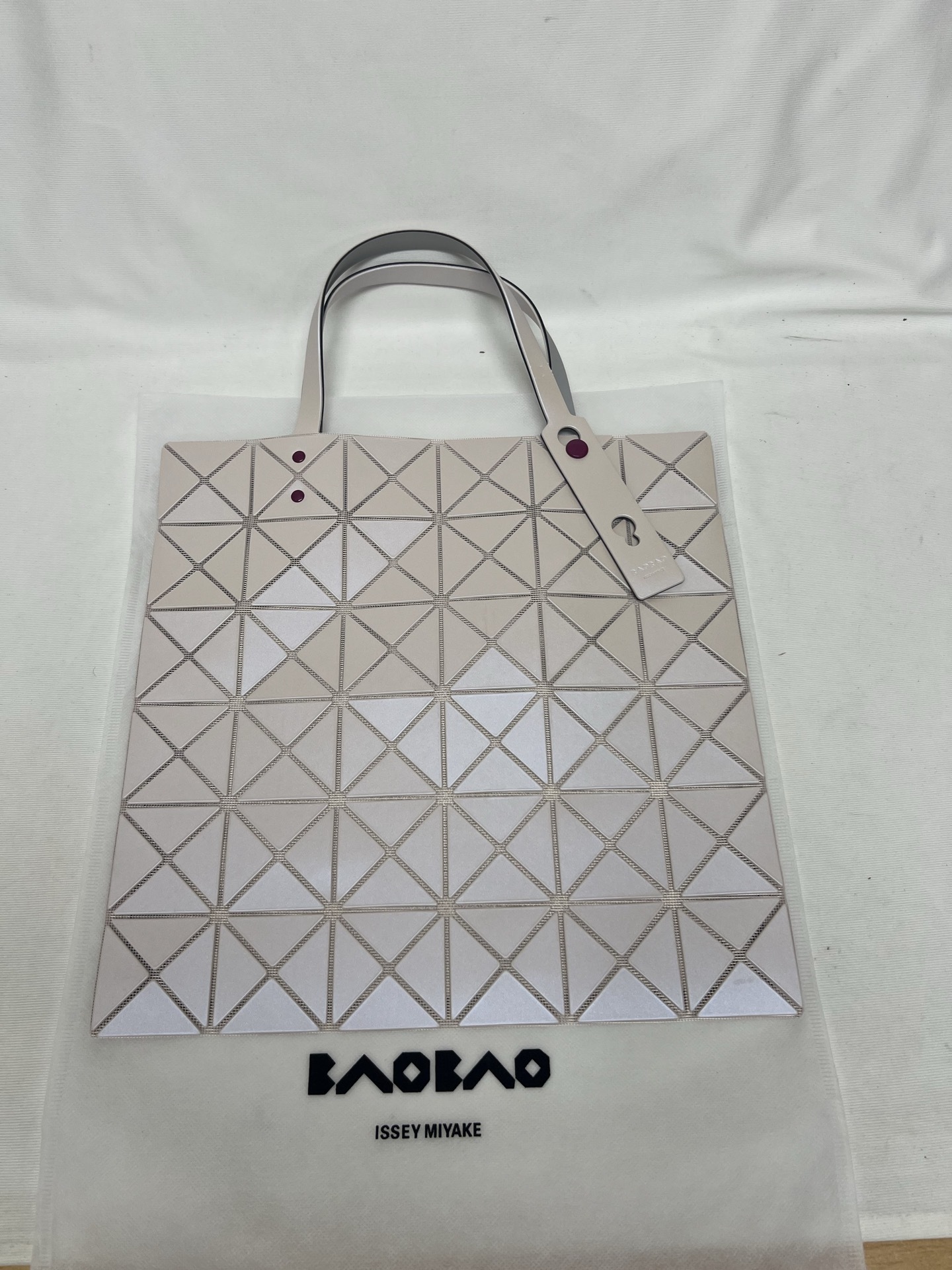 「コラボモデル」イッセイミヤケ × LABUBU ルーセントトートバッグ