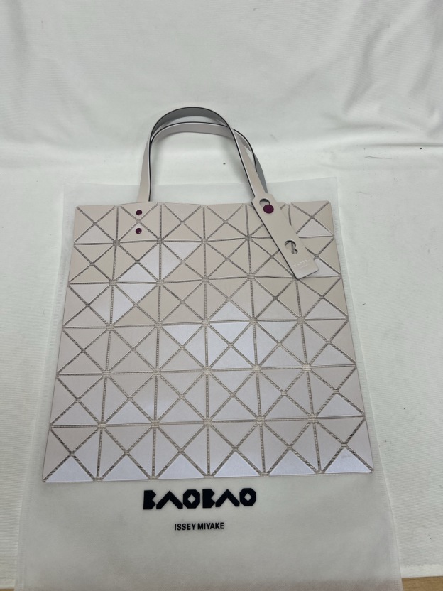 「コラボモデル」イッセイミヤケ × LABUBU ルーセントトートバッグ