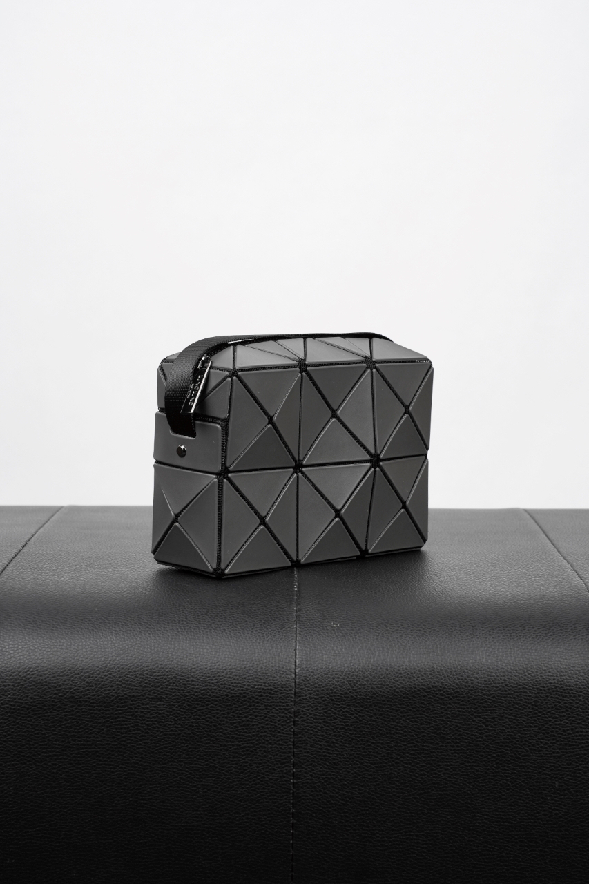 イッセイ・ミヤケ「Issey Miyake」プレッソ チャコールグレーショルダーバッグ