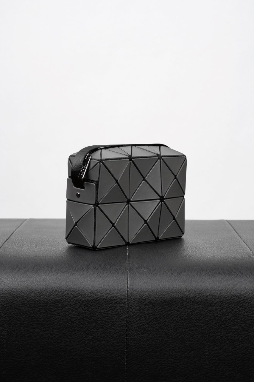 イッセイ・ミヤケ「Issey Miyake」プレッソ チャコールグレーショルダーバッグ