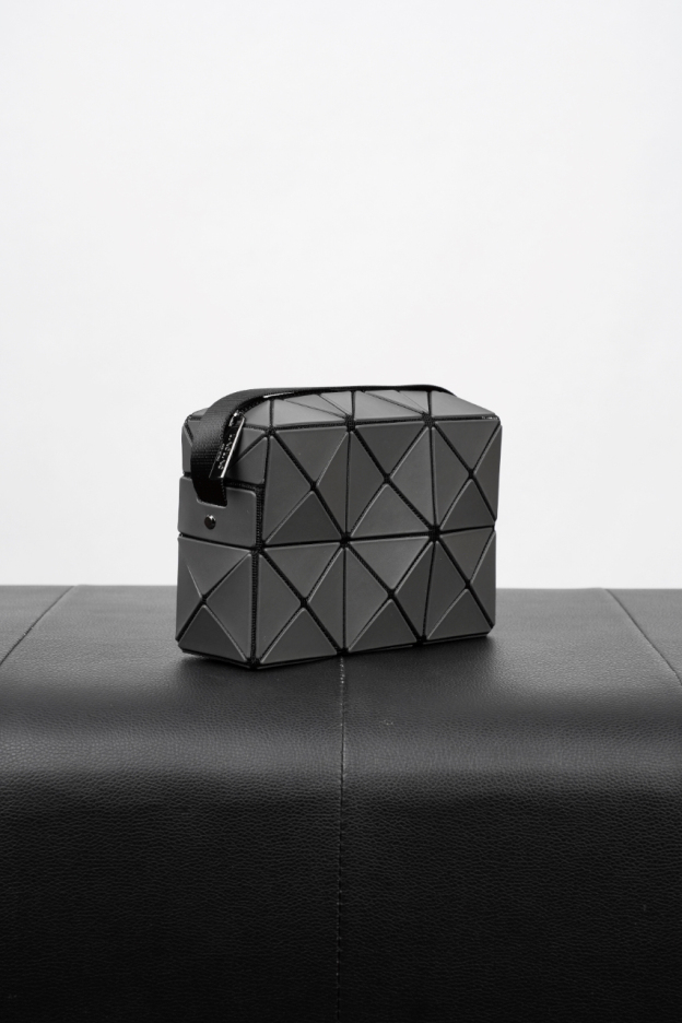 イッセイ・ミヤケ「Issey Miyake」プレッソ チャコールグレーショルダーバッグ