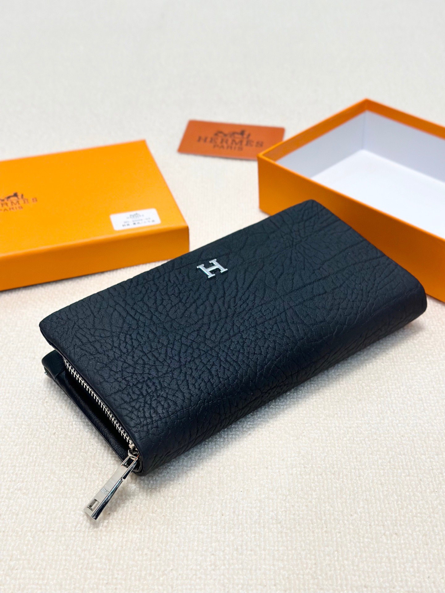 エルメス「Hermès」男性必須の大型ファスナー財布