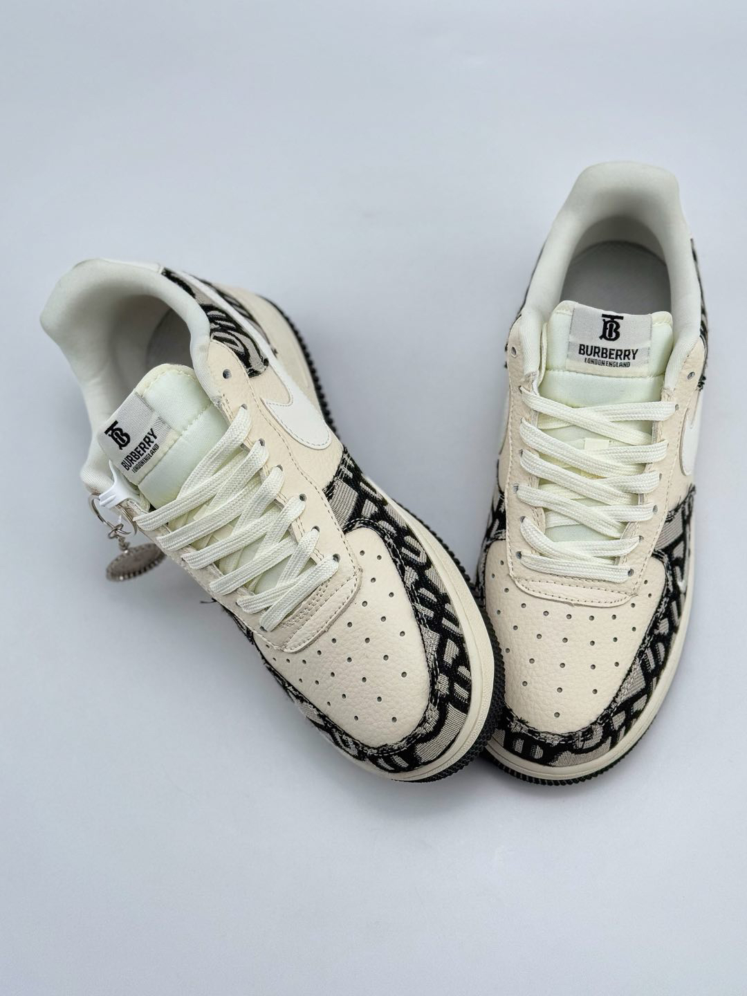 「コラボモデル」Burberry x NikeAir Force 1 Low '07 スニーカー