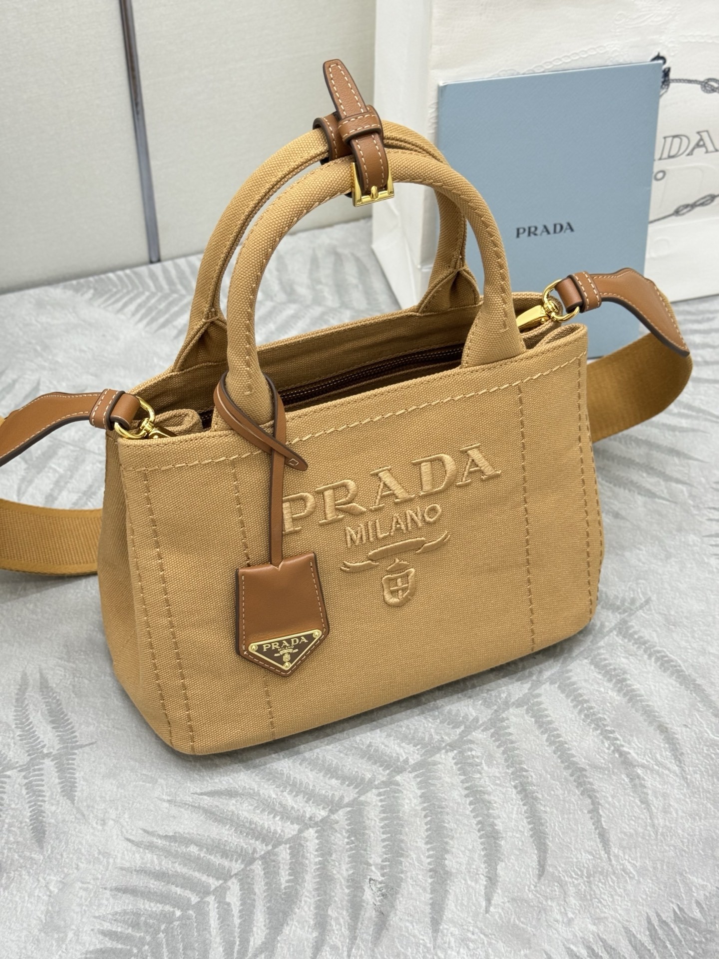 プラダ「Prada」ショルダーバッグ