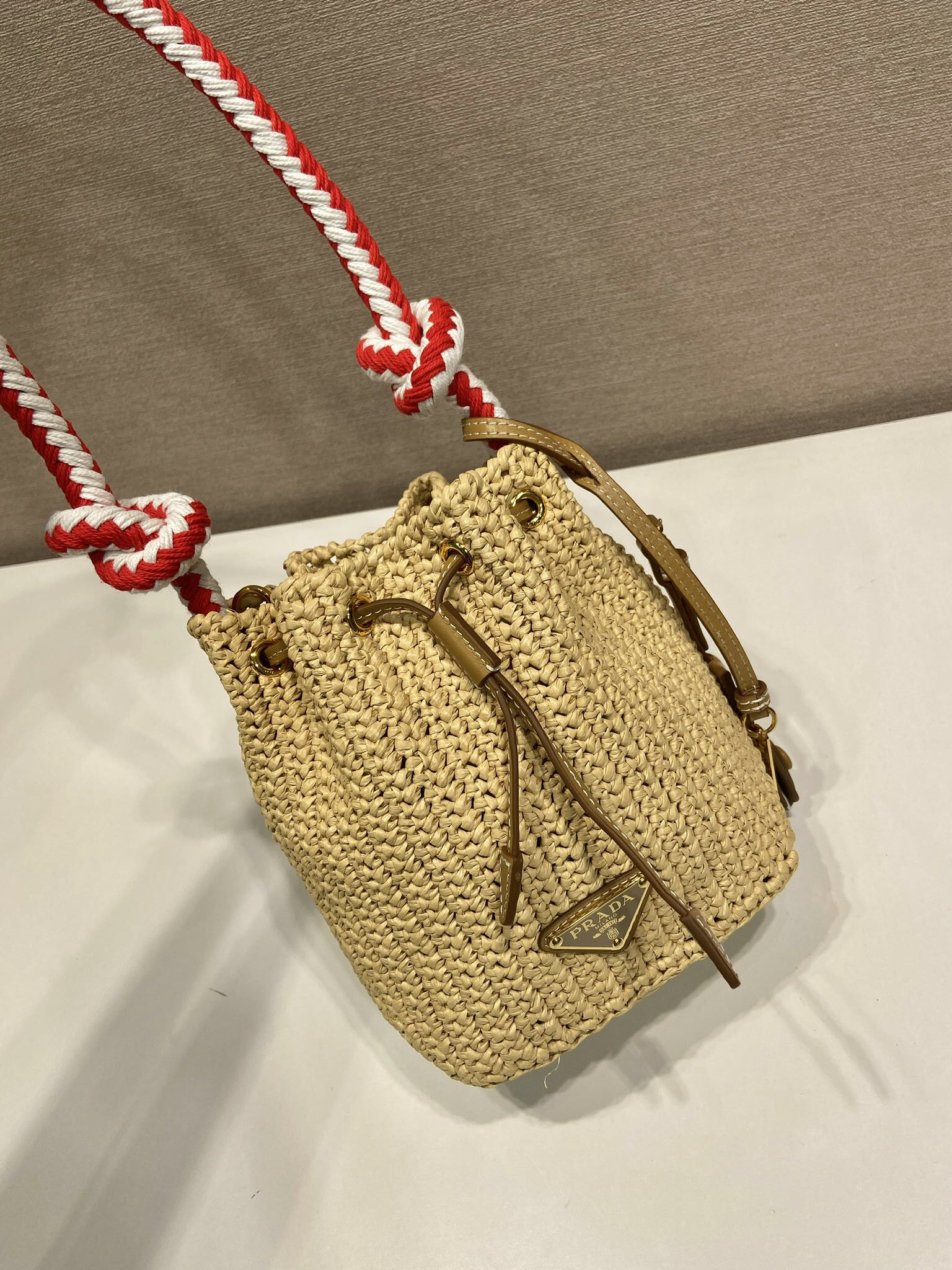 プラダ「Prada」クロシェ＆レザーバケットバッグ