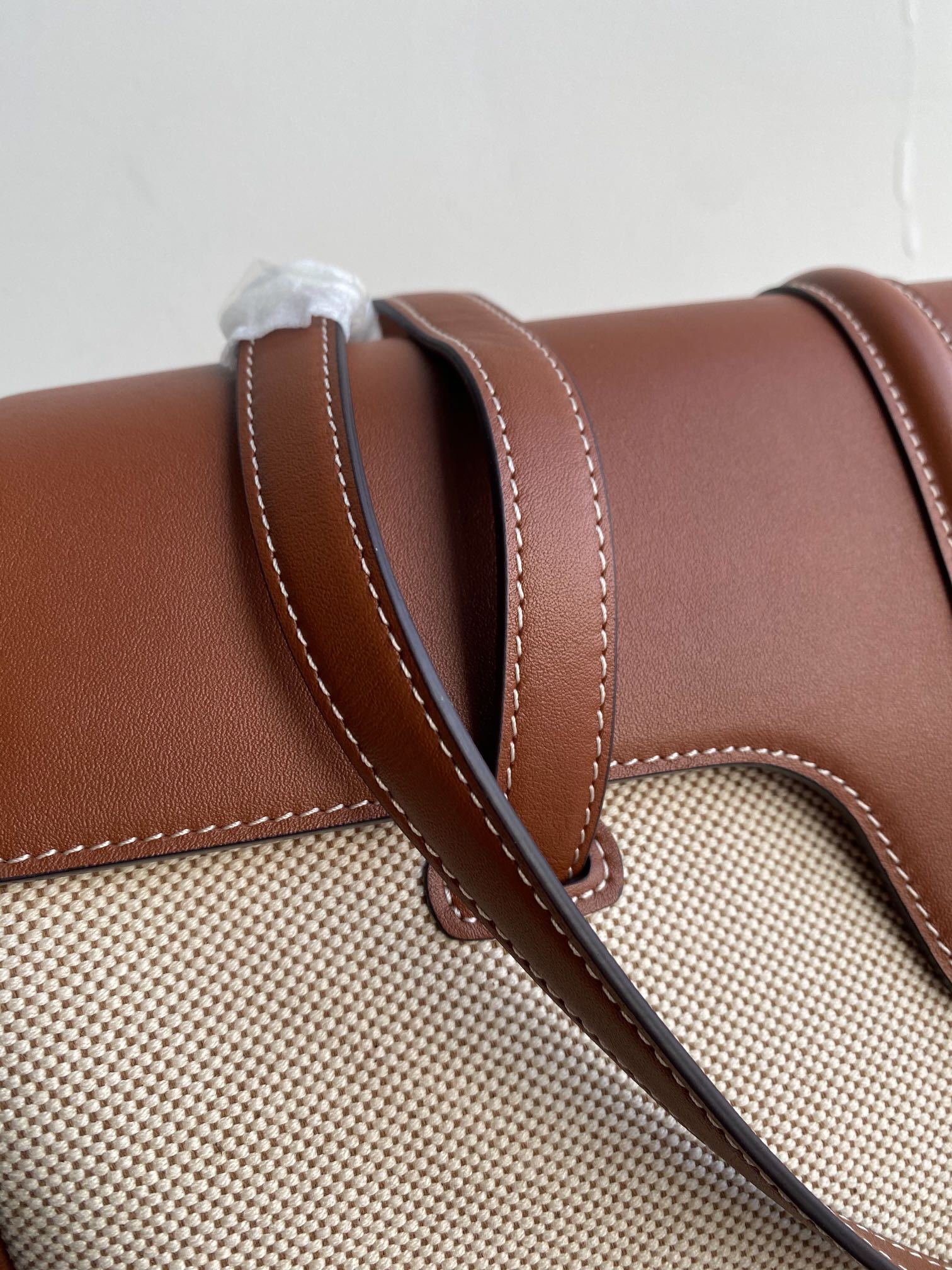 セリーヌ「Celine」SOFT 16 レザー ショルダーバッグ