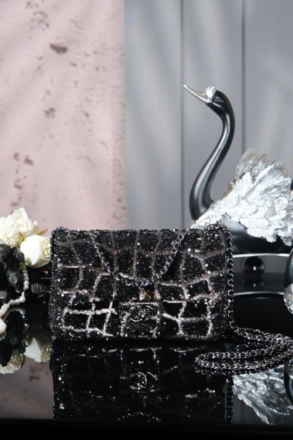 シャネル「Chanel」25P ブレイジングラメ — 爆発的な輝きで魅せる高密度ラメの圧倒的グラマー