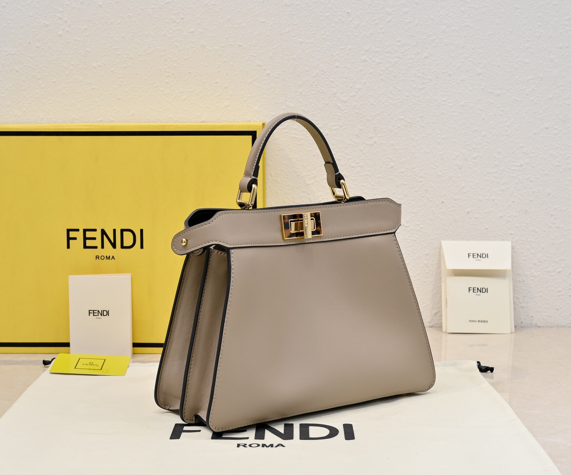 フェンディ「Fendi」Peekaboo ISeeU ミディアム ショルダーバッグ
