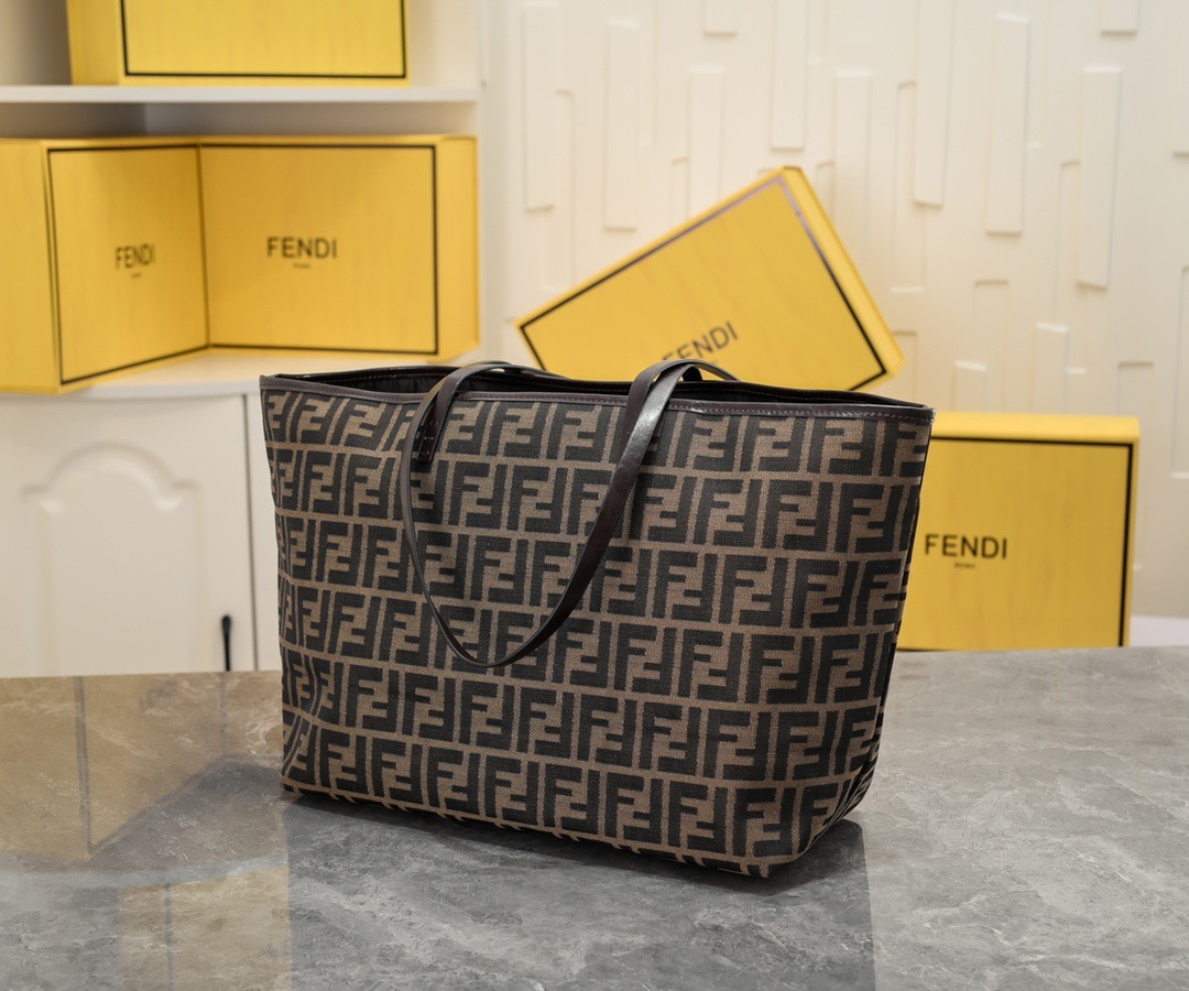 フェンディ「Fendi」ロゴ ラージトートバッグ