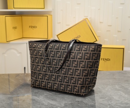 フェンディ「Fendi」ロゴ ラージトートバッグ