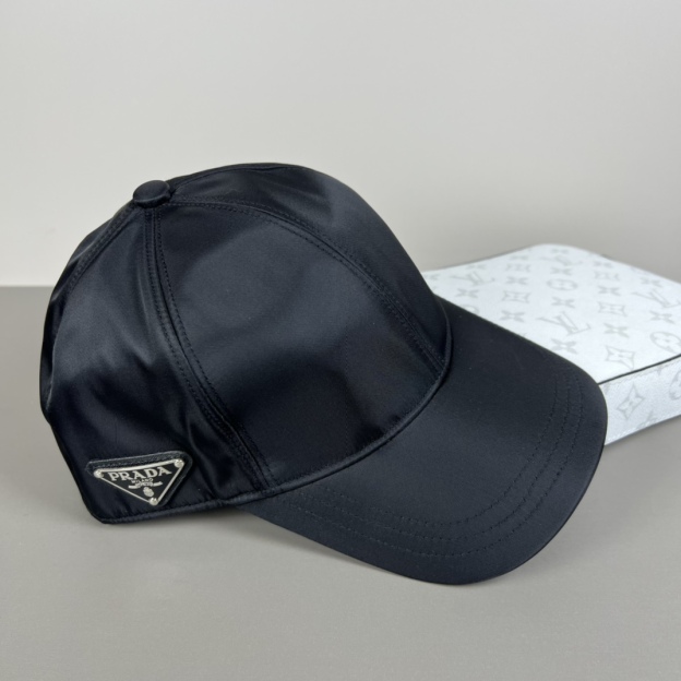 プラダ「Prada」クラシック トライアングルロゴ キャップ