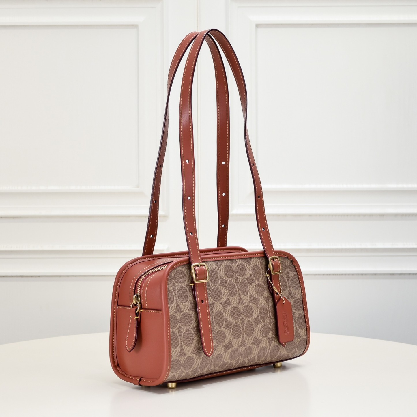 コーチ「Coach」SWING ZIP ショルダーバッグ シルエット