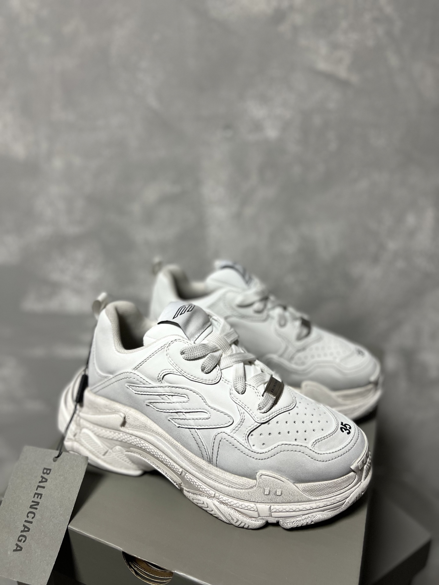 バレンシアガ「Balenciaga」ラウンドつま先のプラットフォームスニーカー