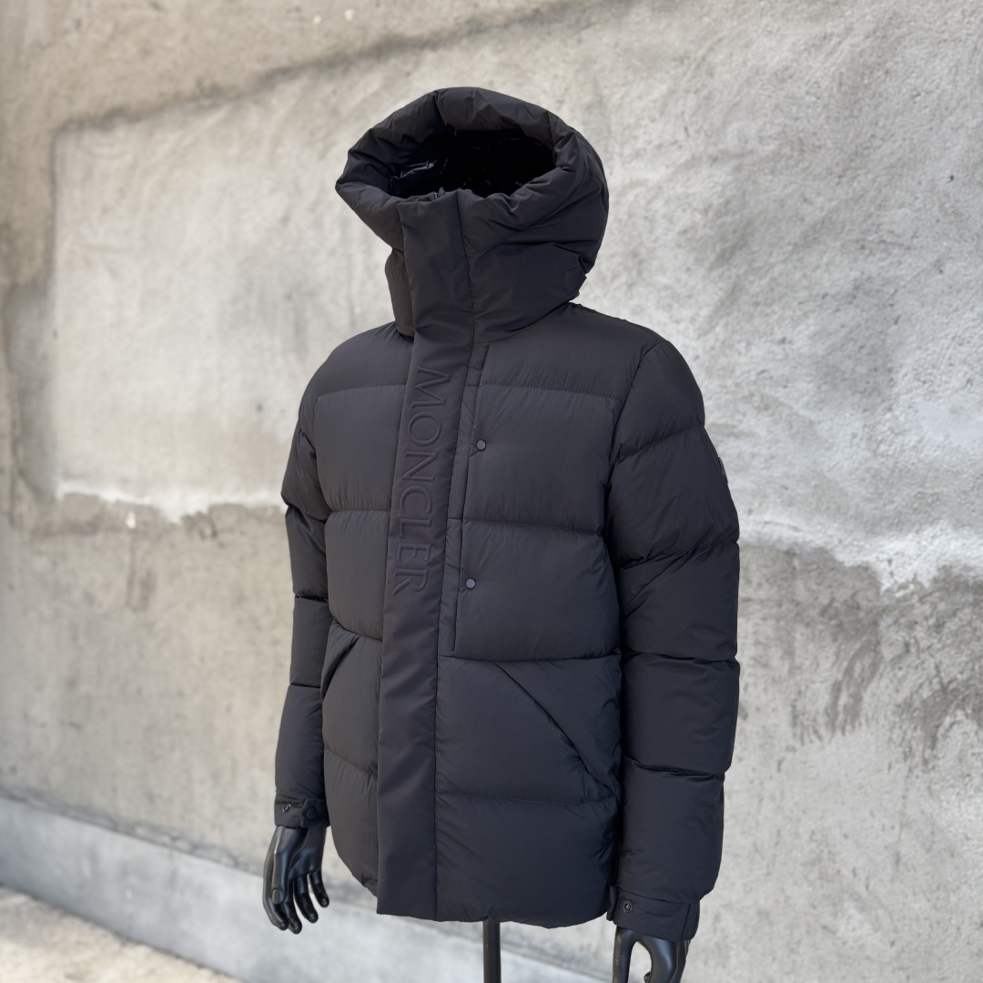 モンクレール「Moncler」 Madeira ブラックラベル ショートダウンジャケット