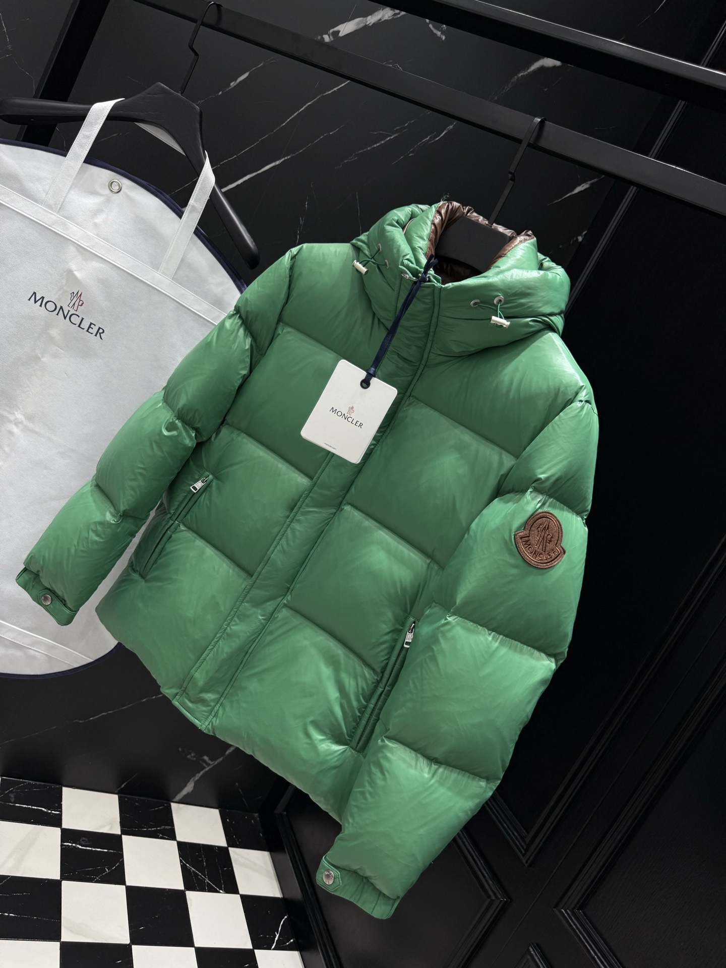 モンクレール「Moncler」フード付きダウンジャケット