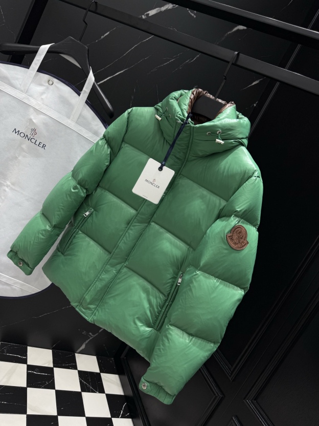 モンクレール「Moncler」フード付きダウンジャケット