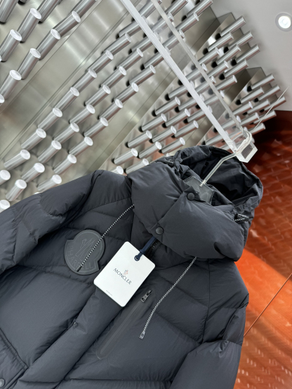 モンクレール「Moncler」ダウンジャケット