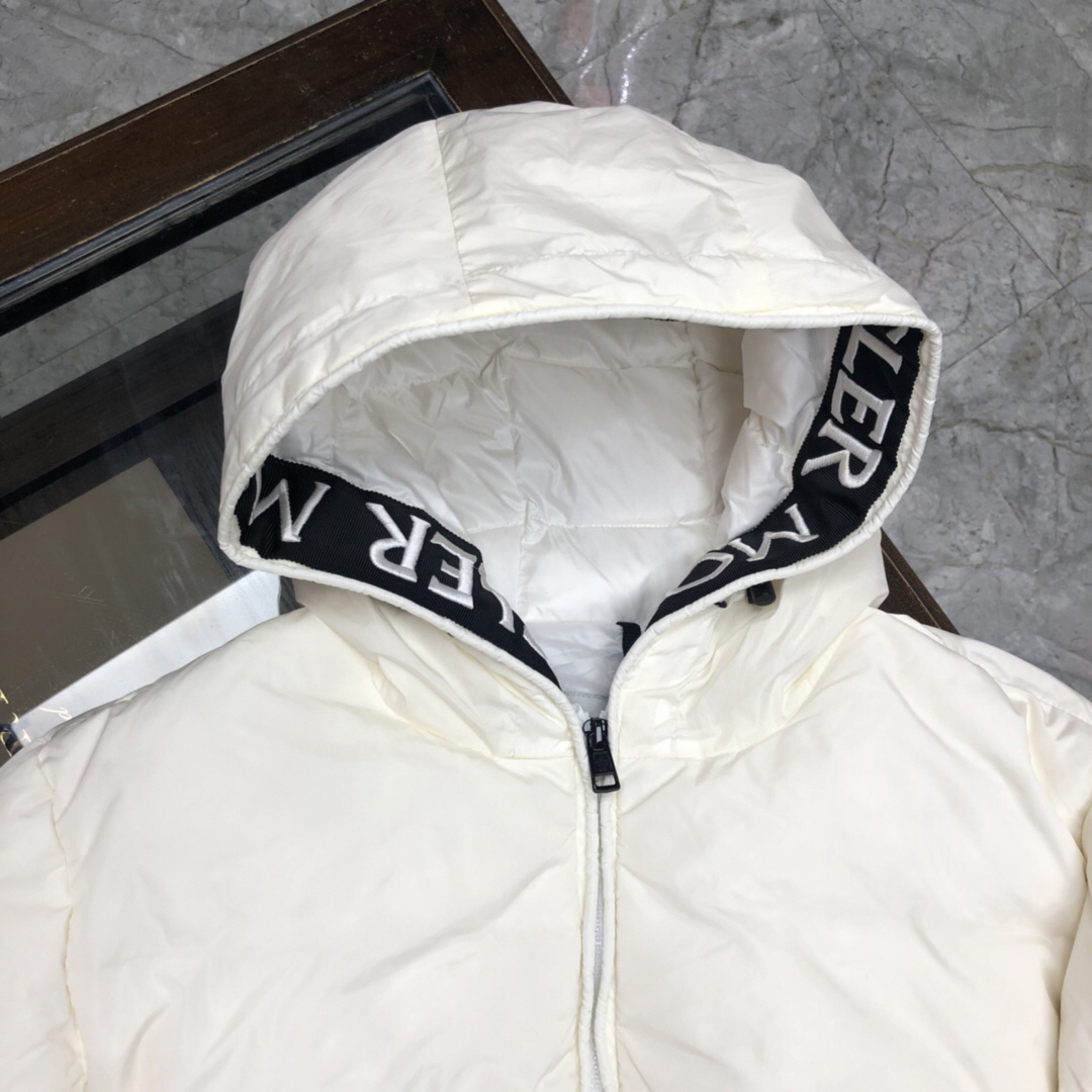モンクレール「Moncler」ロゴ レター ダウンジャケット