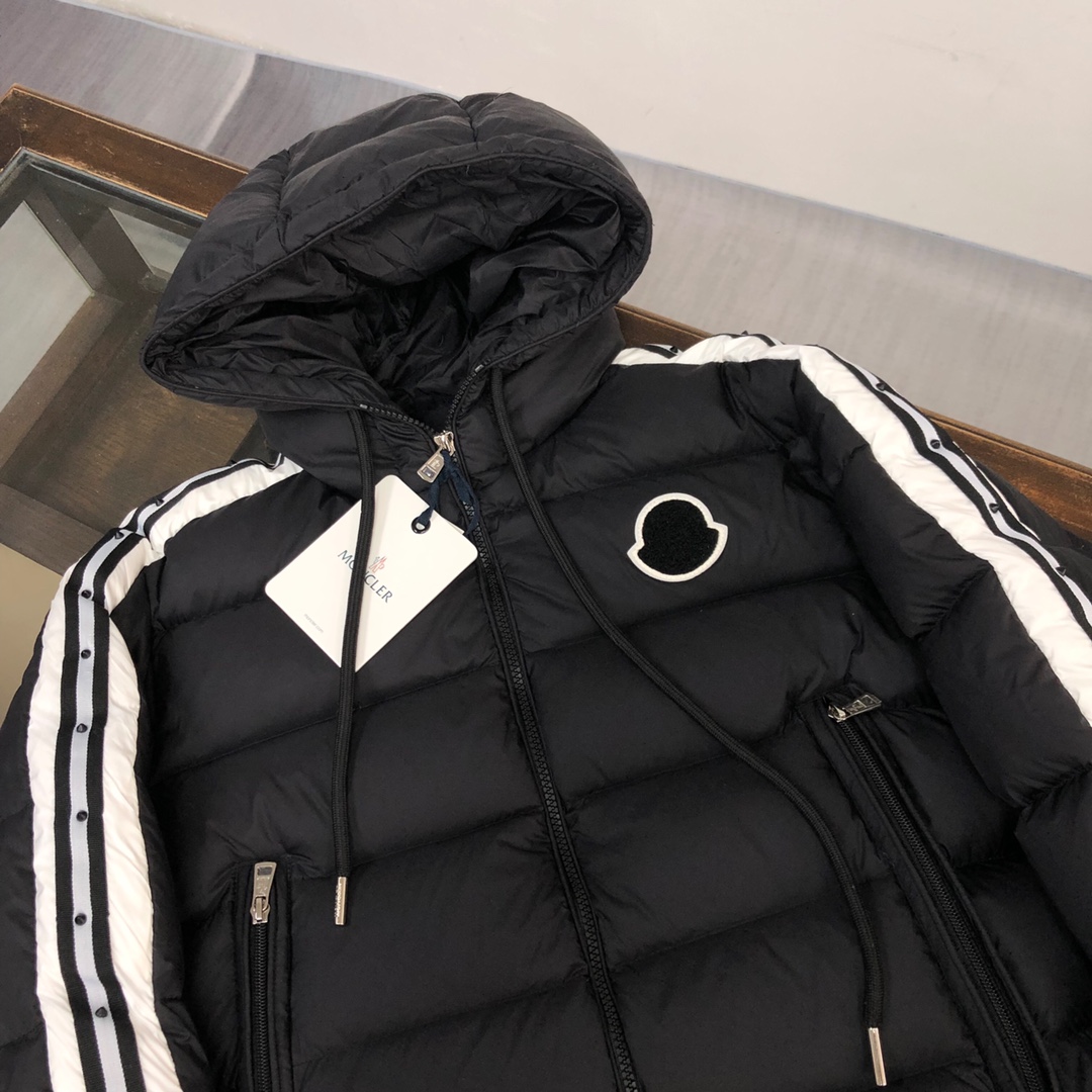 モンクレール「Moncler」 ダウンジャケット