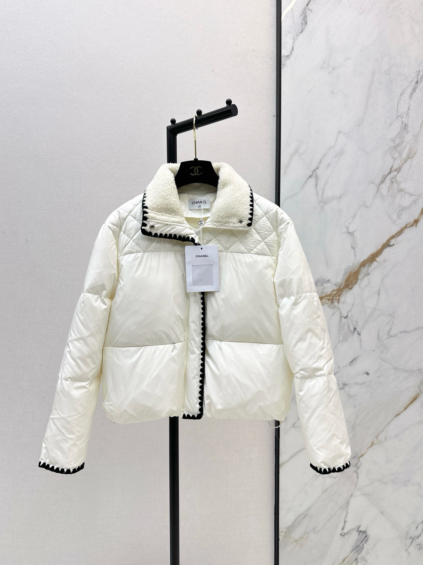 シャネル「Chanel」Quilted Collar Puffer Jacket
