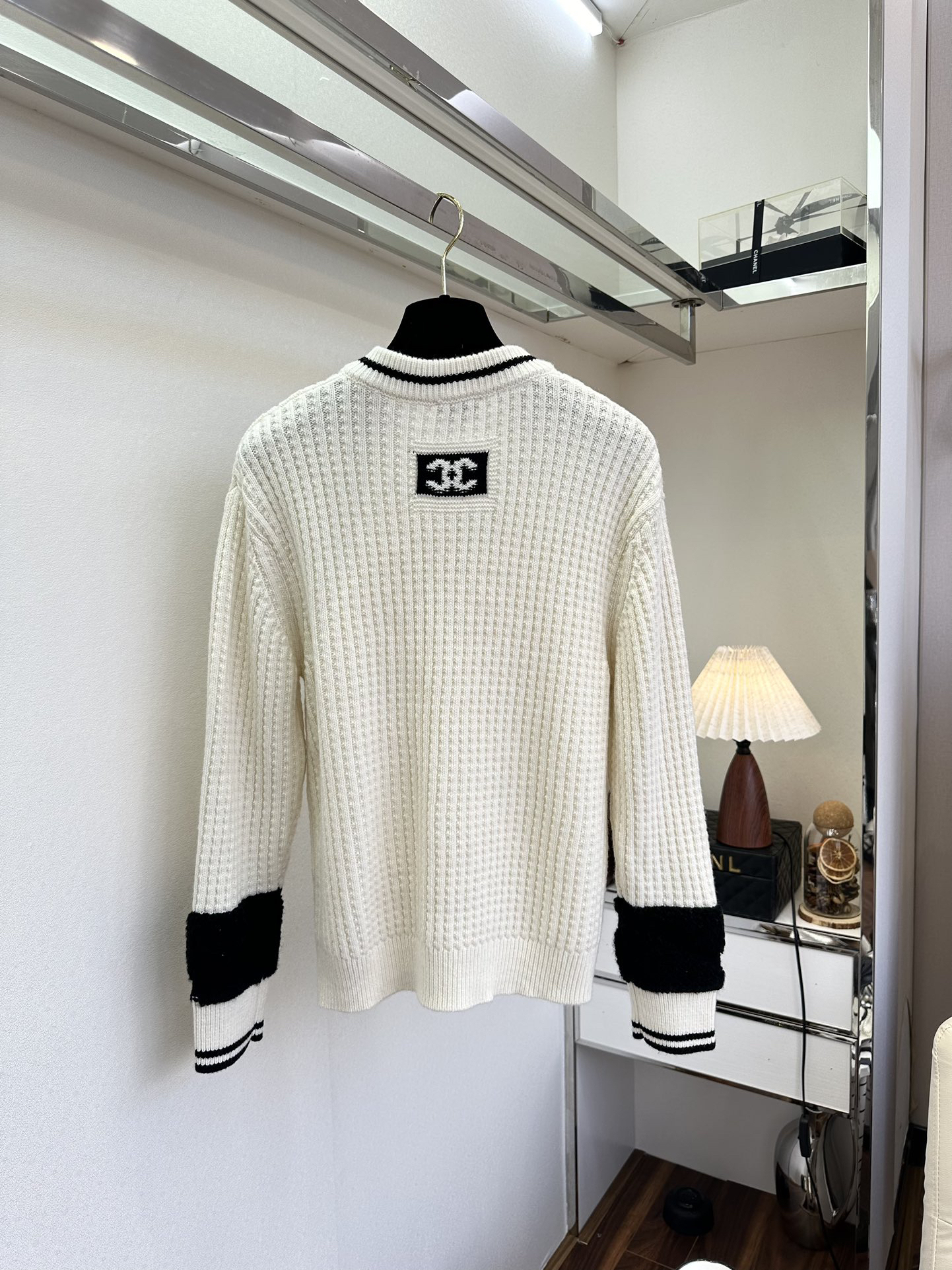 シャネル「Chanel」ブラック＆ホワイト Vネック カシミア ニット