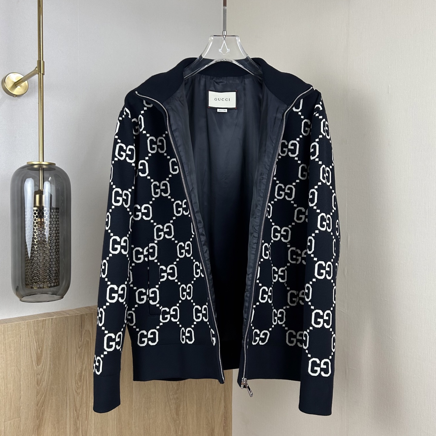 グッチ「Gucci」フルジャカードロゴ スタンドカラー ジップフロント ニットジャケット