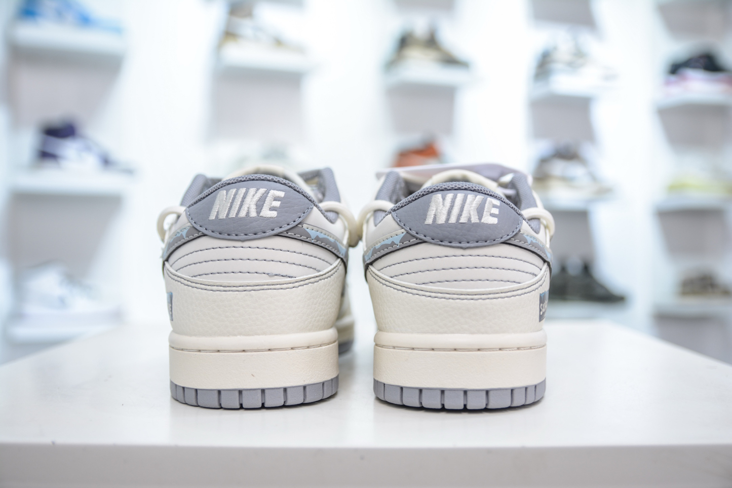 「コラボモデル」Supreme x Nike "ホワイト/グレー" スケートボードシューズ