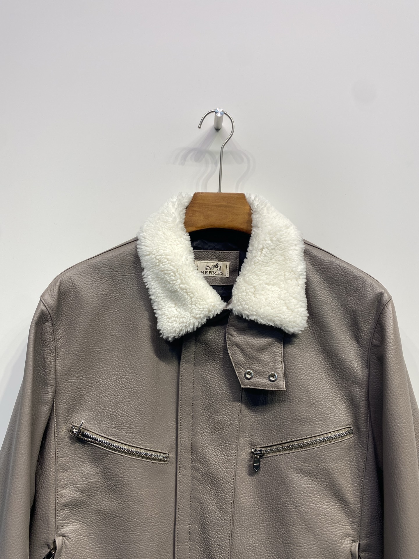 エルメス「Hermès」2025 オートン/ウィンター レザー ジャケット イン エトウープ