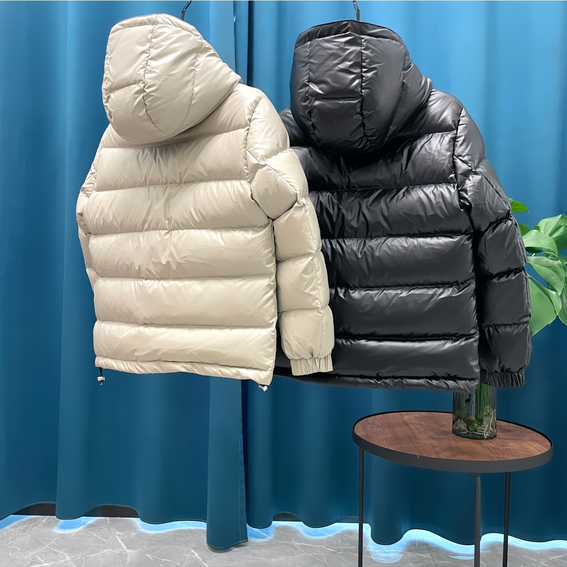 プラダ「Prada」トリアングルロゴ ダウンジャケット