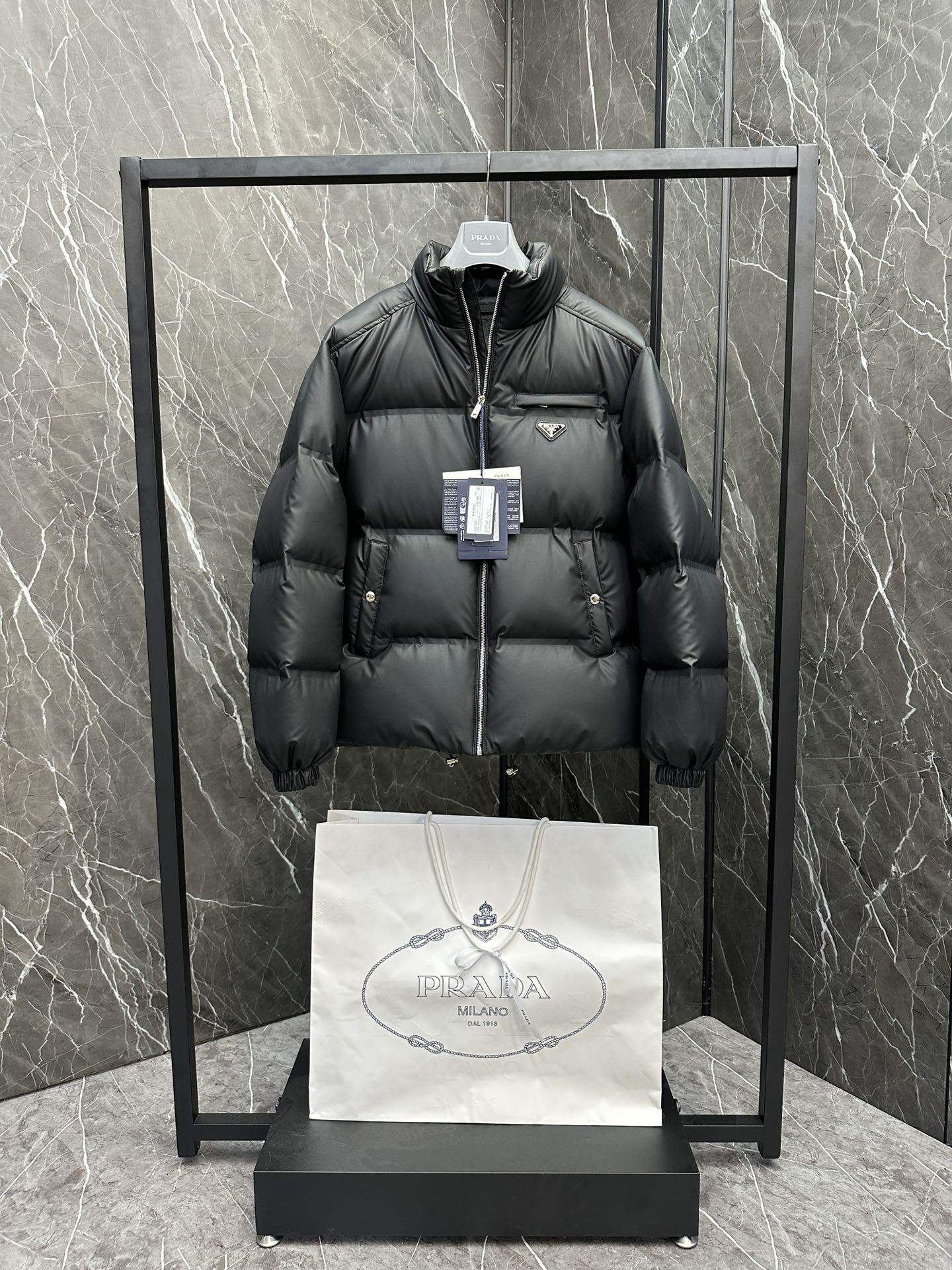 プラダ「Prada」テクニカル レザー ダウンジャケット