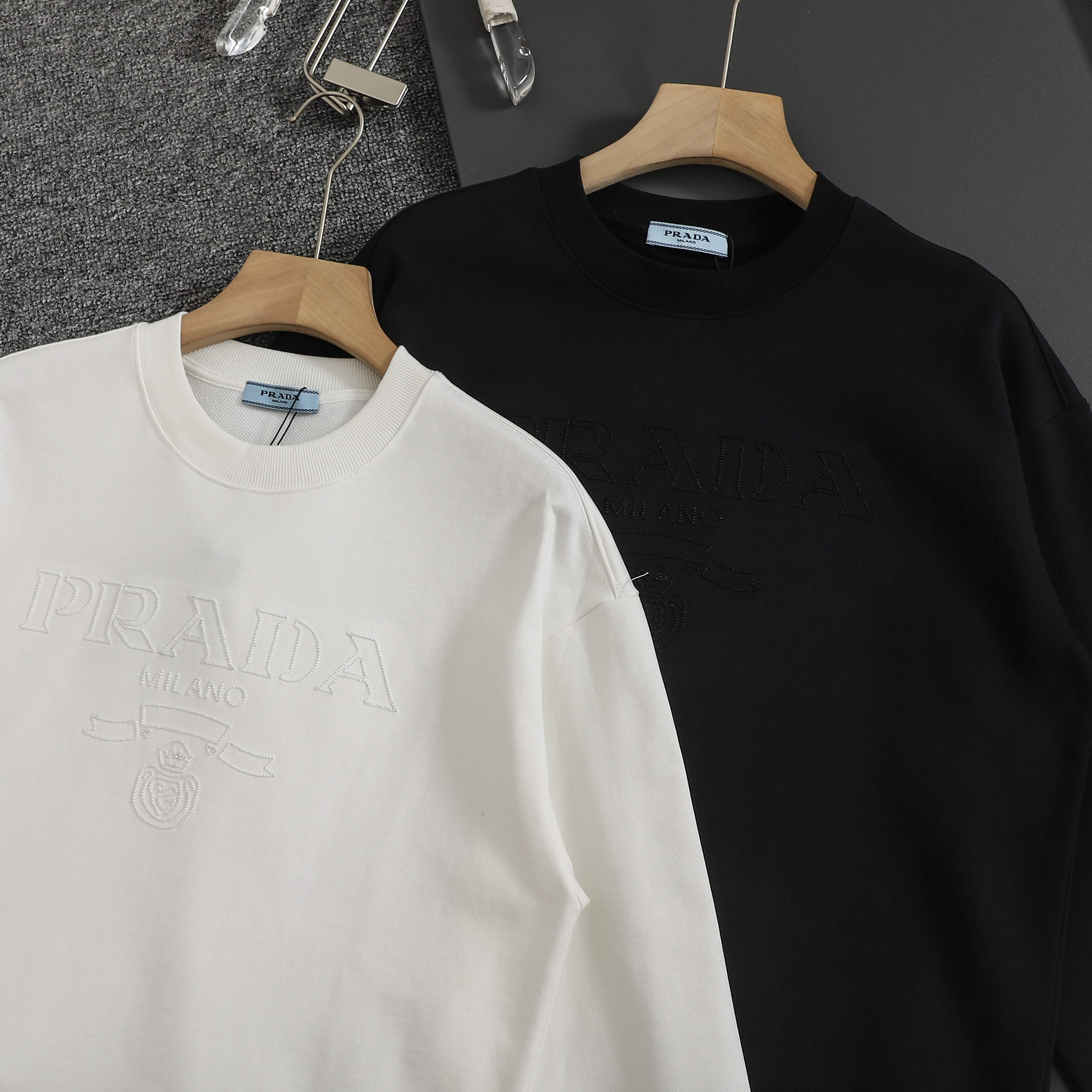 プラダ「Prada」ユニセックス クルーネック スウェットシャツ