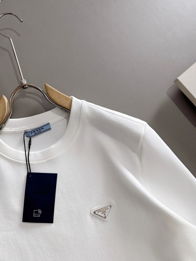 プラダ「Prada」ハイデンシティ モダール スウェットシャツ