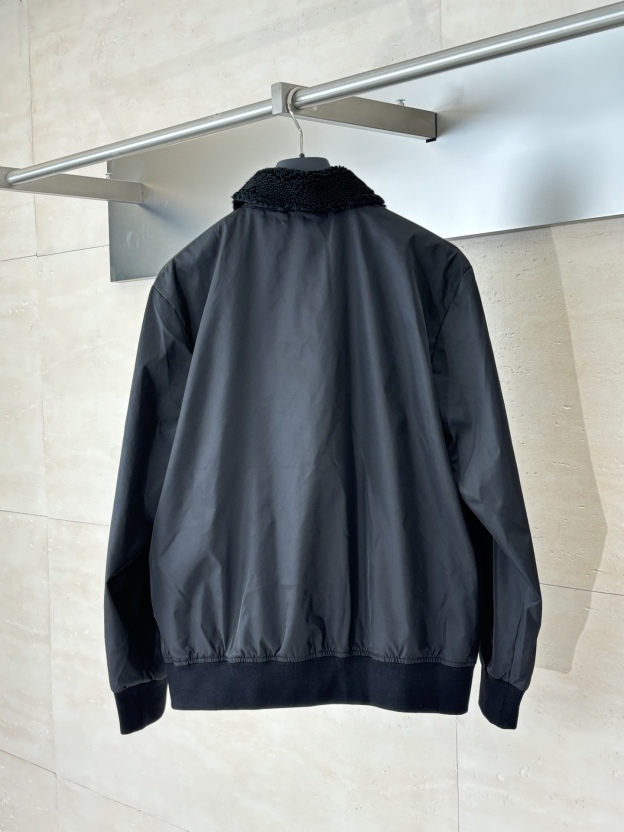 プラダ「Prada」フード付き リサイクル ナイロン ジャケット