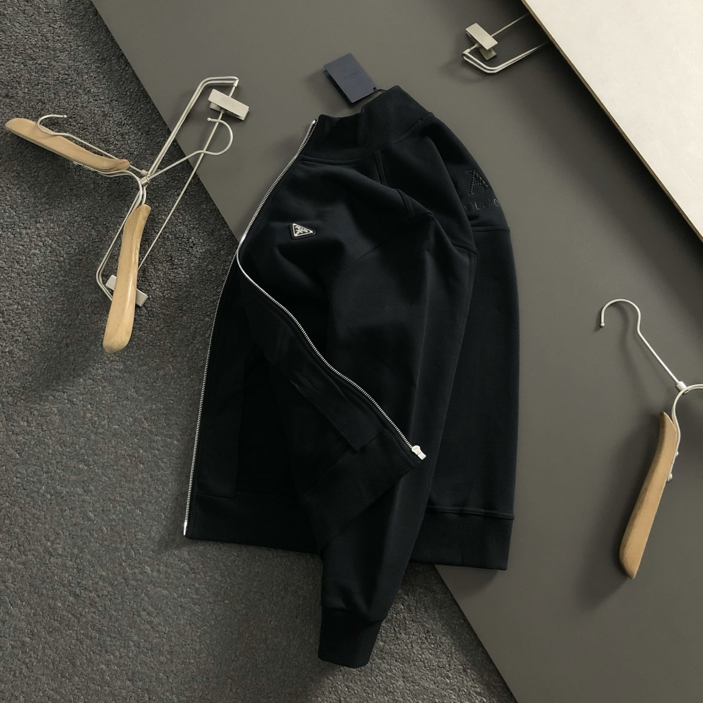 プラダ「Prada」メタル トライアングル ロゴ スタンドカラー ジャケット