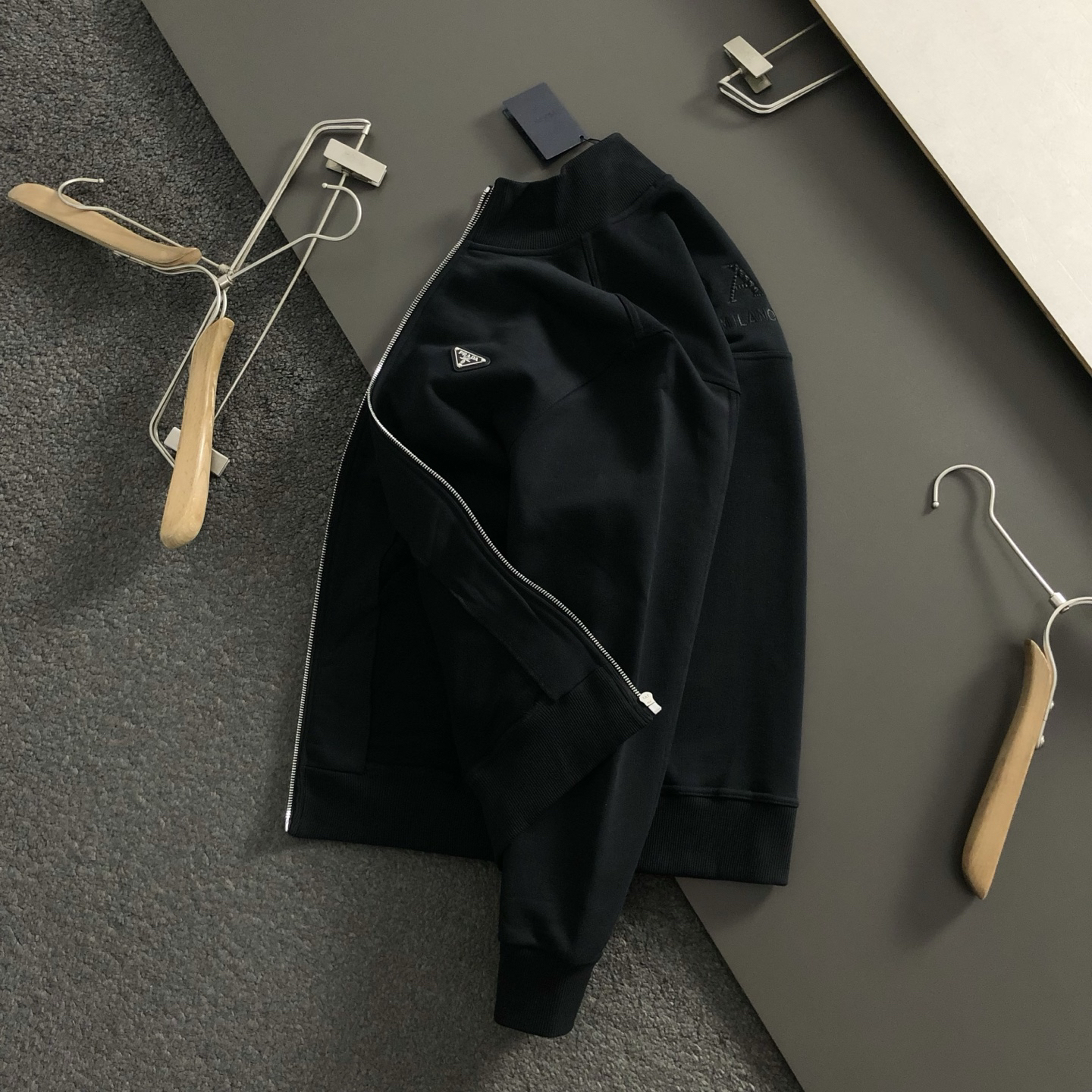 プラダ「Prada」メタル トライアングル ロゴ スタンドカラー ジャケット