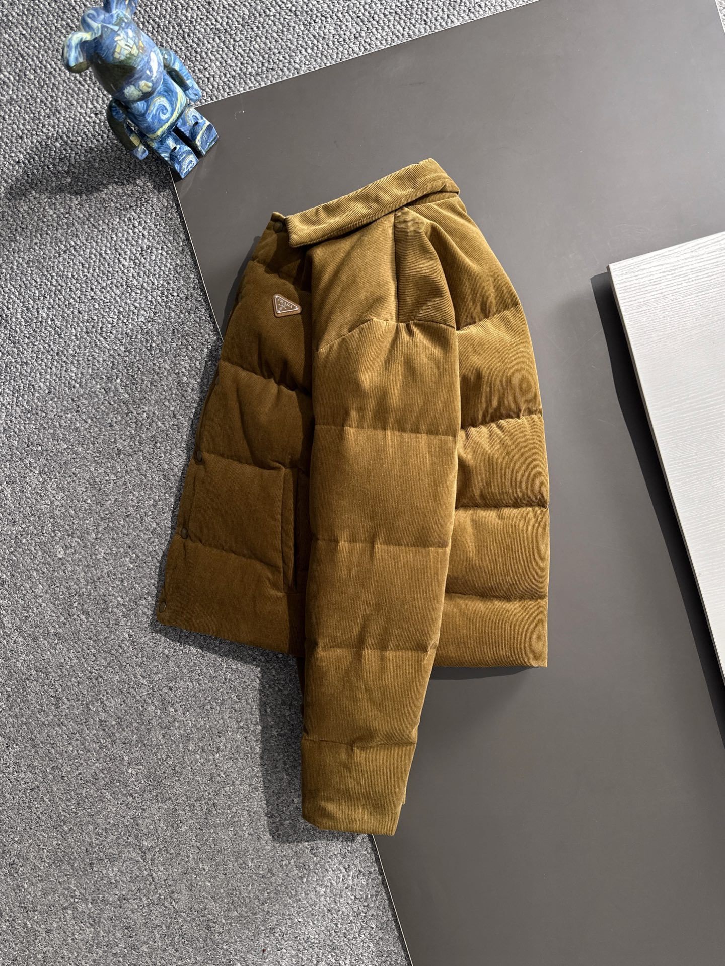 プラダ「Prada」コーデュロイ ダウン ジャケット