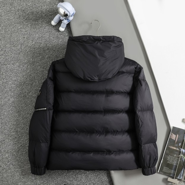 プラダ「Prada」リサイクル ナイロン ダウン ジャケット