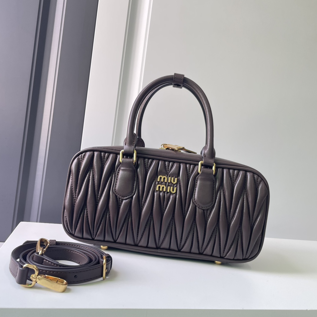 ミュウミュウ「Miu Miu」ボウリングバッグ 2025SSコレクション レザーショルダーバッグ