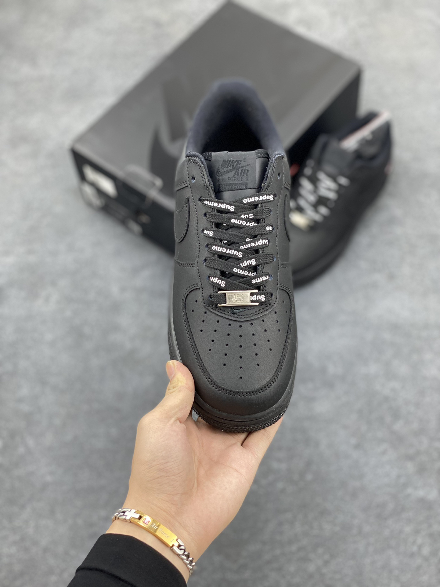 超入手困難「コラボモデル」Supreme × Nike Air Force 1 Low スニーカー