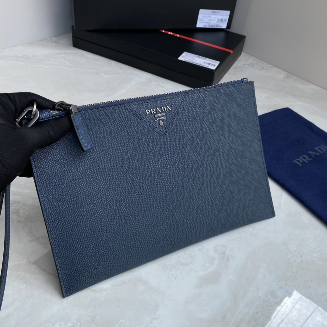プラダ「Prada」ロゴアイテム クラッチバッグ