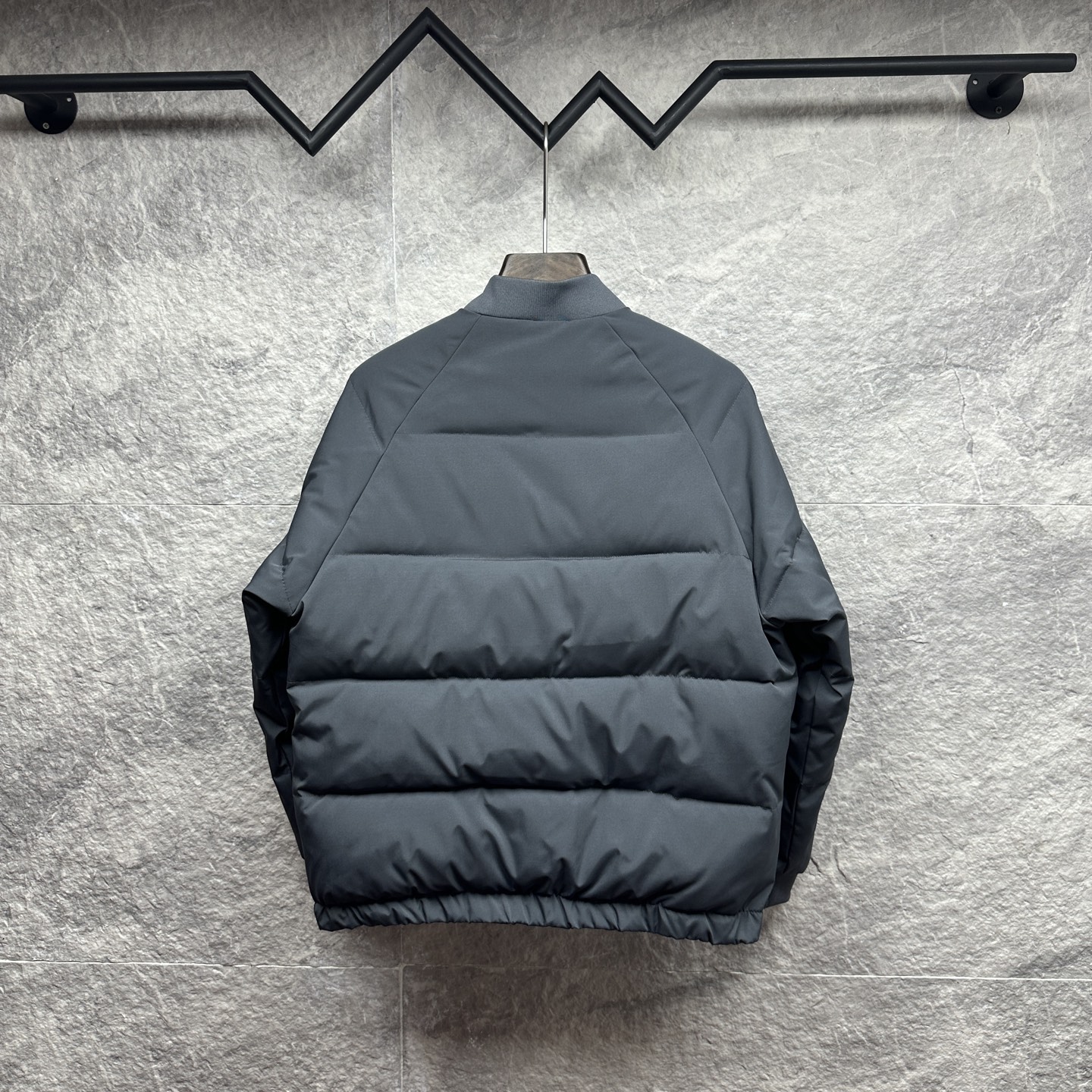 ルイ・ヴィトン「Louis Vuitton」ロゴ プリント ダウンジャケット