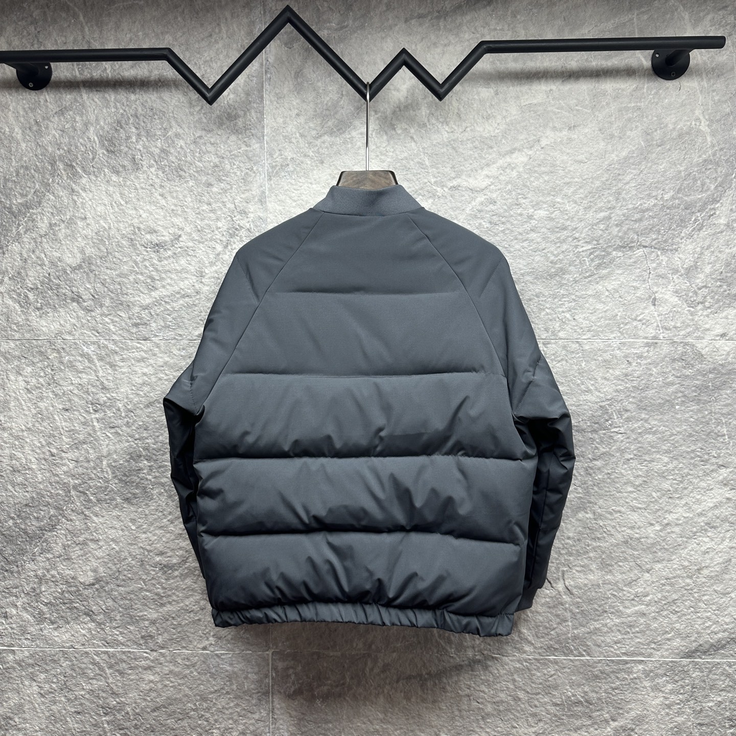 ルイ・ヴィトン「Louis Vuitton」ロゴ プリント ダウンジャケット